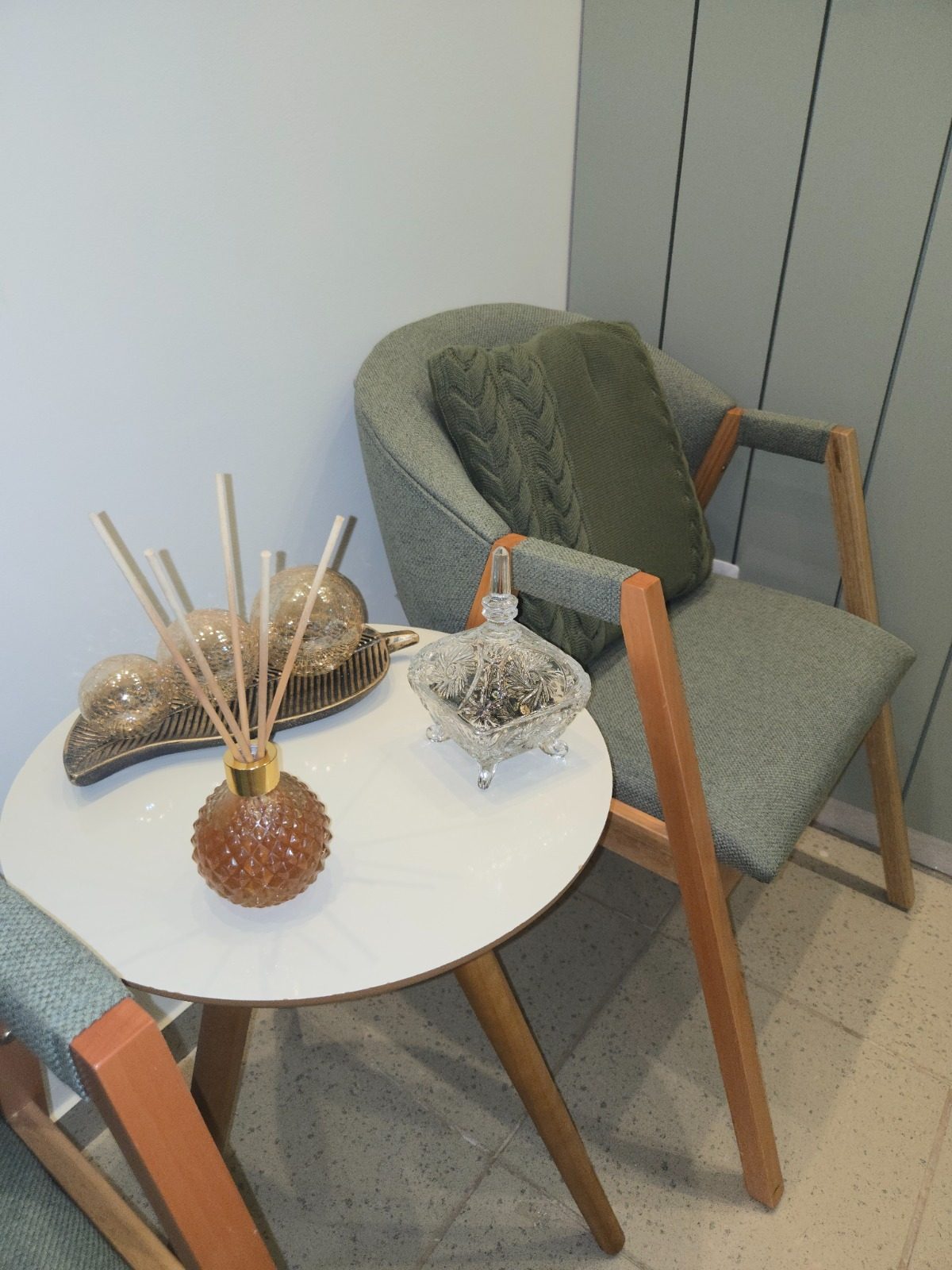 Sala de espera com poltronas e mesa de apoio