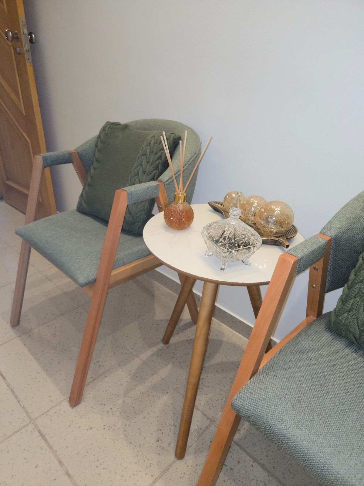Sala de espera: poltronas e mesa de apoio com difusor